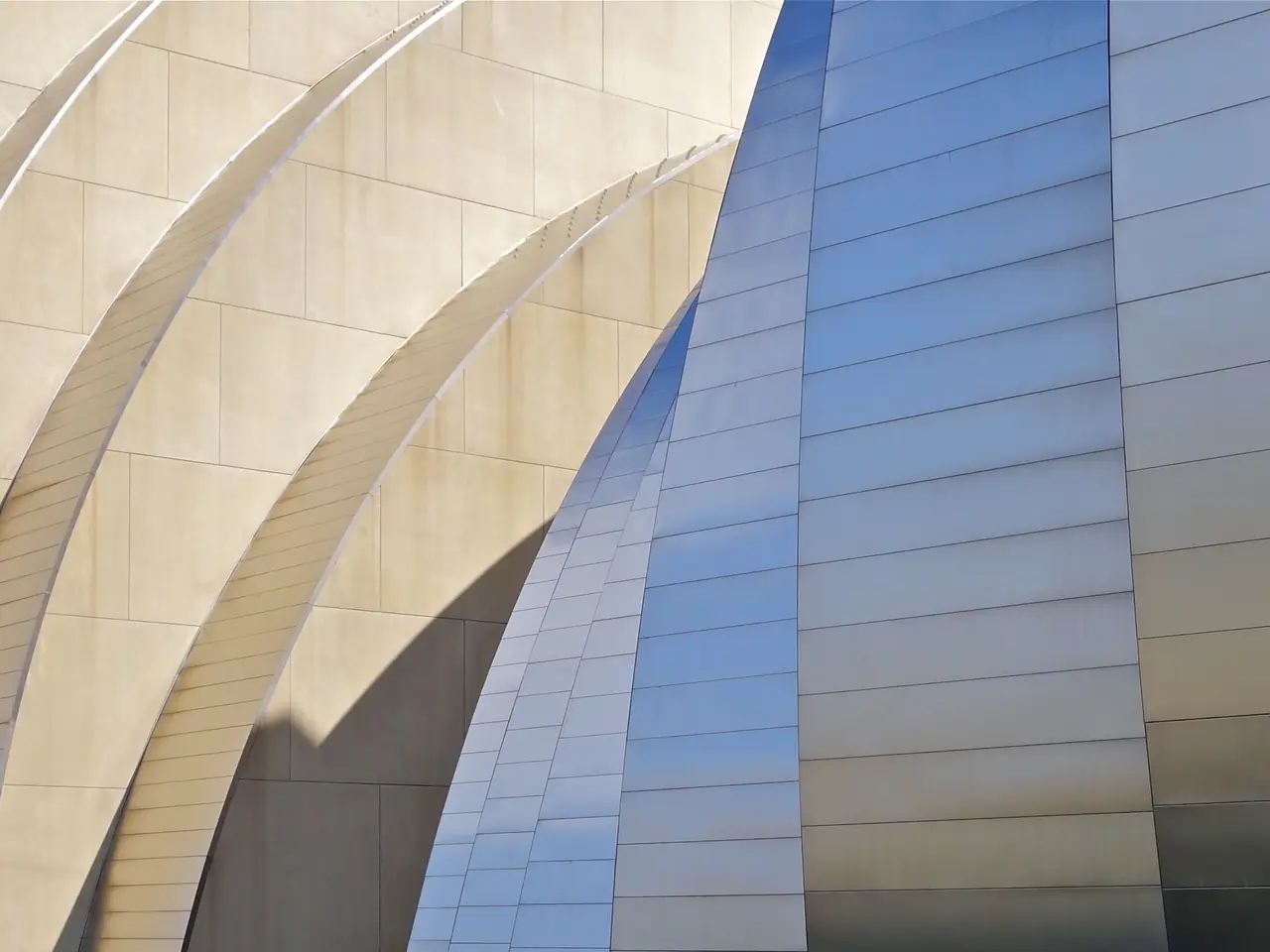 Curved steel shell of the Kauffman Center for the Performing Arts in Kansas City. Photo by Dean Hochman, CC BY 2.0.